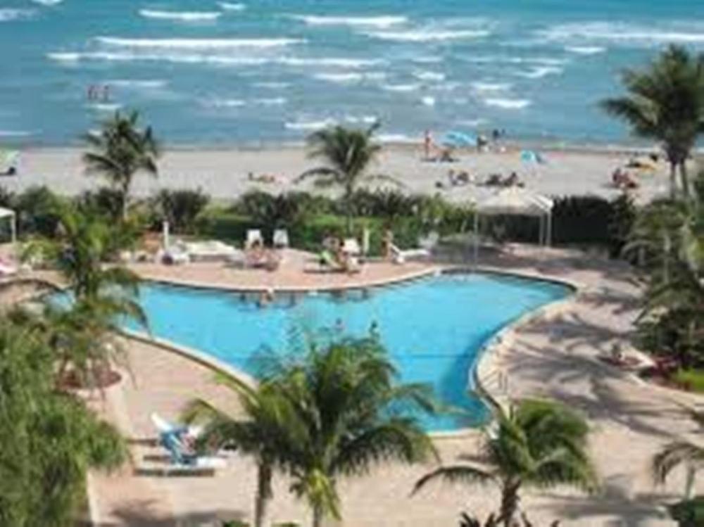 En La Playa The Tides *